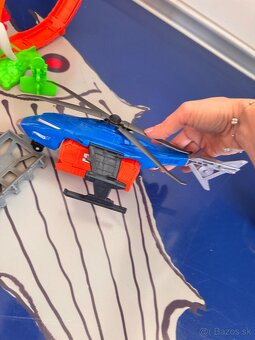 HotWheels kamión-odťahovka, vrtuľník a dráha - 8