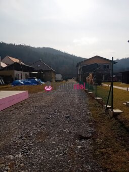 PREDAJ : slnečný pozemok s IS určený pre výstavbu RD v obci - 8