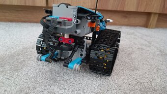 LEGO Technic 42095 – Remote-Controlled Stunt Racer - 8