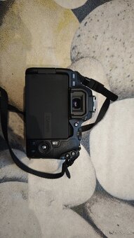 zrkadlovka Canon EOS 250d + nabíjačka s troma batériami - 8