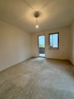 Tehlový dom nad Levicami – pokoj, priestor a potenciál. - 8