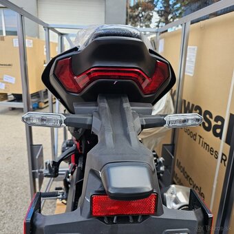 Kawasaki Z900 2025 červená - 8