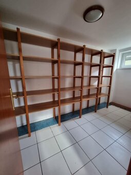 Ponúkame na predaj priestranný, viacgeneračný rodinný dom v - 8