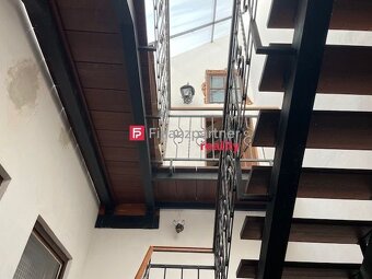 Nadštandartný podkrovný apartmánový byt na Hlavnej ulici (F4 - 8