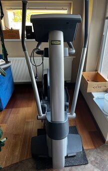 Technogym eliptický trenažér - 8