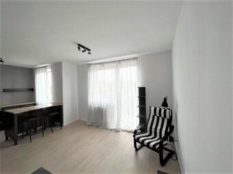 Na prenájom veľký svetlý 2i byt Trnava-Zavar + parking - 8