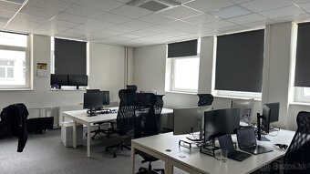 Svetlý celok kancelárií neďaleko Klientskeho centra na Trnav - 8