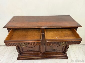 Starožitná masivní skříň - 8