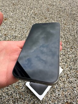 iPhone 15 pro - baterie 96% - 8
