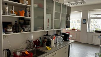 Celok kancelárií v blízkosti Klientskeho centra, Trnavská ce - 8