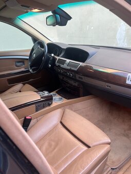 BMW 750i - 8