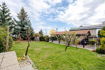 Na PREDAJ Dvojgeneračný RD Nitra - Hornozoborská na 909m2 po - 8
