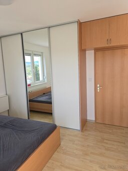 Moderný 2-izbový byt s vlastným parkovaním a zelenými pl - 8