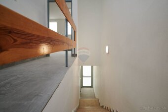 RE/MAX  ponúka na prenájom skladové priestory v Trnave s výb - 8