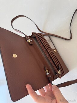 Michael Kors kožená crossbody kabelka - 8