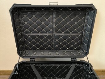 Zadní motokufr TopCase 65L hliníkový černý - 8