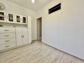 JAZERO - METEOROVÁ 1,5 IZBOVÝ BYT 42 M2, LODŽIA, SKRINE NA - 8