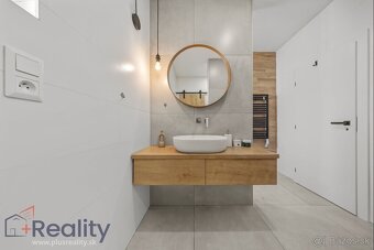 Moderný rodinný dom s veľkým pozemkom, terasou a zariadením - 8