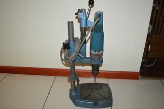 predam masivny liatinovy stojan s vrtackou B&D - 8