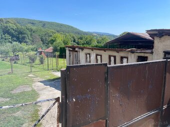 Rodinný dom 2 poschodový s veľkým pozemkom - 8