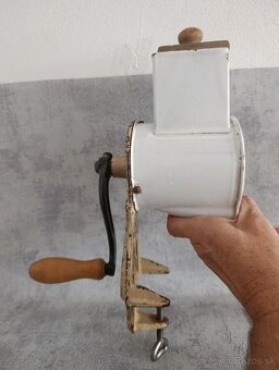 Velmi starý krásný zdobený mlýnek na strouhanku JUGENDSTIL - 8