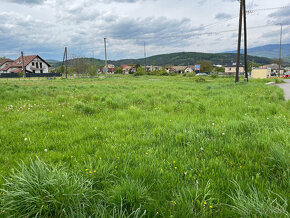 Slnečný a priestranný stavebný pozemok v centre obce Kriváň, - 8