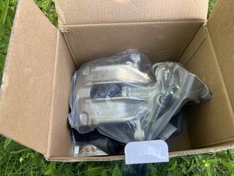 Brzdový strmeň na VW Passat Variant B4 - 8