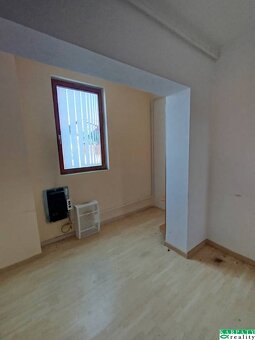 Z vonka nenápadné, z vnútra výnimočné na podnikanie i bývani - 8