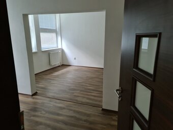 Kancelársky a skladový areál na okraji mesta. - 8