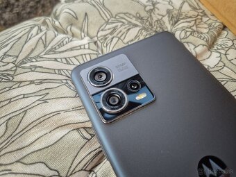 Predám Motorolu Edge 30 Fusion 5G 128GB - 8