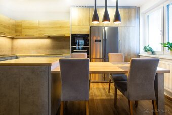 Kvalitne zrekonštruovaný dom vo Veľkých Kostoľanoch - 8