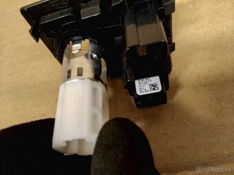 USB konektor - zásuvka AUX - 8