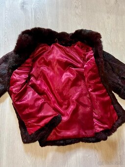 pravy kozusinovy kabat-kozuch v burgundy farbe - 8