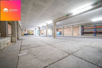 Obrovské skladové priestory so zázemím na prenájom - 8