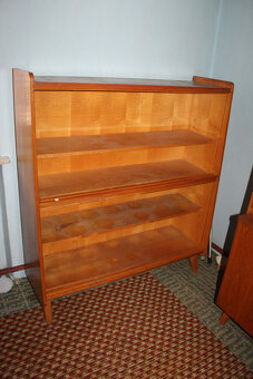 šicí stroj,skrina, knihovnička,sedačka. - 8