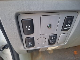 TOYOTA HILUX 2,5 DIESEL 4X4 UZÁVIERKU MA - 8