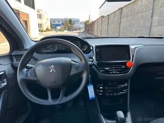 Peugeot 208 - 8