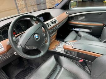 BMW 750i - 8