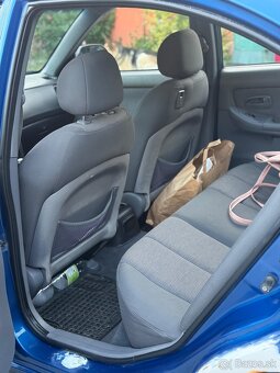 Hyundai Elantra 1.6i - 8
