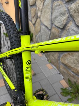 Kellys Whip 10, helma a chrániče - 8