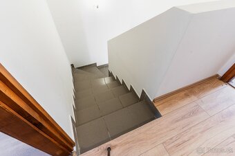 RD s garážou, gazdovský dom, pozemok 2390 m2 - MÉRA - 8