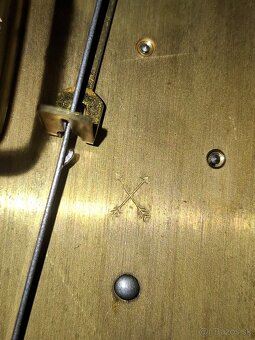 Predám funkčné starožitné štvrťbicie hodiny JUNGHANS s melod - 8