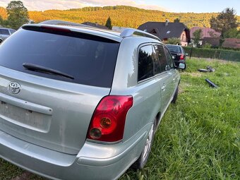 Toyota avensis 2.0 - 8