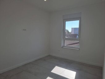 CHORVÁTSKO - Moderné apartmány neďaleko peknej pláže - VODIC - 8