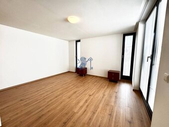 Na prenájom veľký 2- izb. byt na začiatku Koliby s terasou a - 8