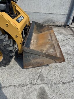 Caterpillar 226B2 so základnou lopatou.Výmením za nosič kont - 8