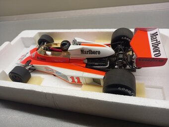 F1 MCLAREN FORD M23 1976 JAMES HUNT MINICHAMPS 1:18 - 8