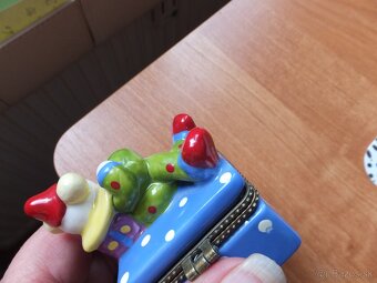 Starožitná pěkná porcelánová šperkovnice-klaun. - 8