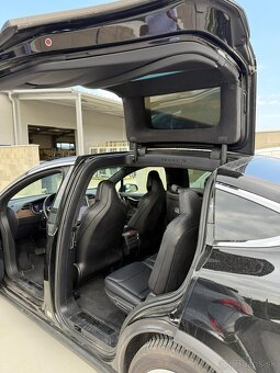 Tesla Model X - 8