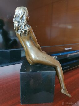 Bronzová socha - Akt - Dáma sediaca na mramore - 21 cm - 8